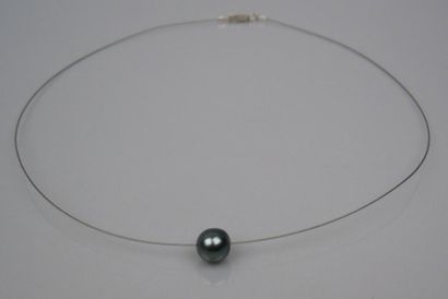 Collier câble orné d'une perle de Tahiti....