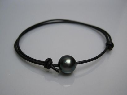 Bracelet en cuir orné d'une perle de Tahiti....
