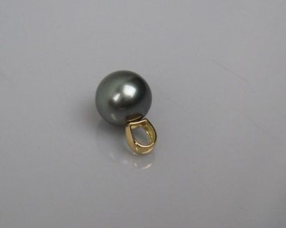 null Pendentif en or ornée d'une perle de Tahiti. 11,2 mm. Poids brut: 2,5 g.