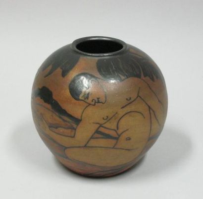 CIBOURE Vase en grès à décor grec. H: 13 cm. Trace de marque au dessous.