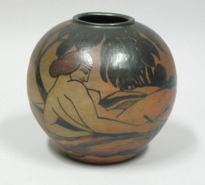 CIBOURE Vase en grès à décor grec. H: 13 cm. Trace de marque au dessous.
