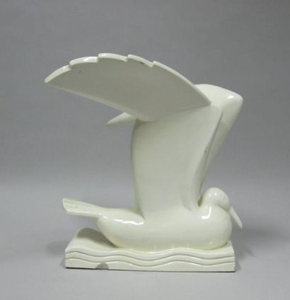 JACQUES ADNET (1900-1984) Mouette en céramique à couverte émaillée blanc. Signature...