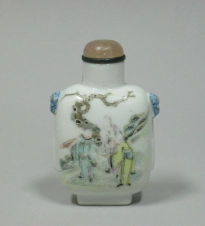 CHINE, XIXe siècle Beau flacon tabatière en porcelaine à décor polychrome, sur une...