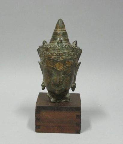 THAILANDE, XIXE-XXE SIÈCLES Tête, dans le style des productions Ayutthaya, en bronze...