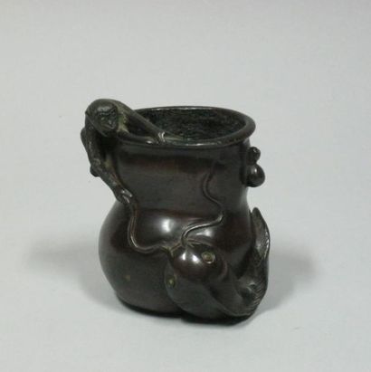 JAPON, fin du XIXème siècle Vase en bronze de patine sombre légèrement cuivrée, en...