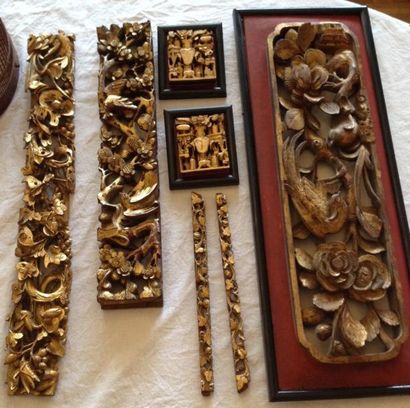  Eléments de décoration en bois sculpté ajouré doré. Travail asiatique.
