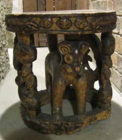 Cameroun, Bamileke Table en bois sculpté. H: 71 cm; D: 63 cm. Accidentée.