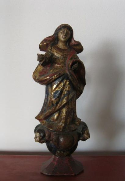 null Vierge en bois sculpté polychrome. Amérique du Sud. H: 22 cm.