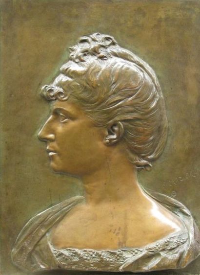 Fanny CROZIER & SIOT-DECAUVILLE (fondeur) Profil de femme en buste. Bas-relief à...