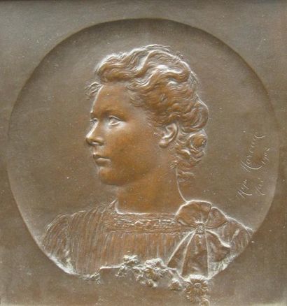 Hippolyte MOREAU (1832-1927) Portrait de femme en bas relief Bronze à patine médaille...