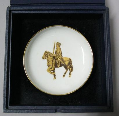 SÈVRES Coupe en porcelaine blanche et dorée ornée de Charlemagne, inscription au...