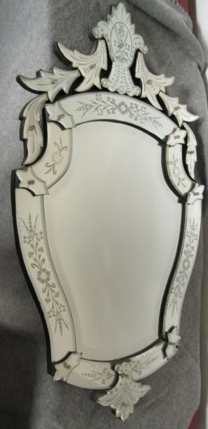 null Miroir vénitien de forme violoné à décor gravé de rinceaux. H: 97 cm.