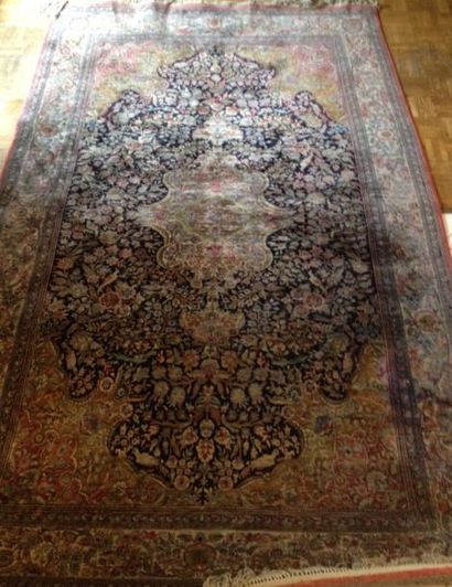 Tapis d'Iran en soie à décor de médaillon...