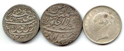 null Lot de trois monnaies des Indes du XIXe siècle en argent: Rupee Awadh, Rupee...