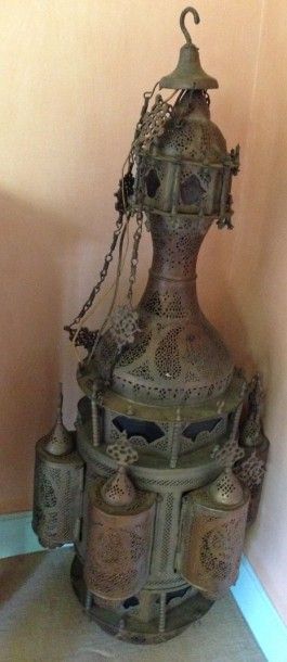 SYRIE-OTTOMANE, Début du XXe siècle Grande suspension en métal à décor ajouré. H.:...