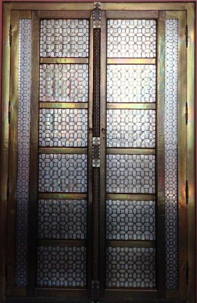 MAROC, XXe siècle Une porte à deux vantaux en métal, à décor de croisillons. 214...