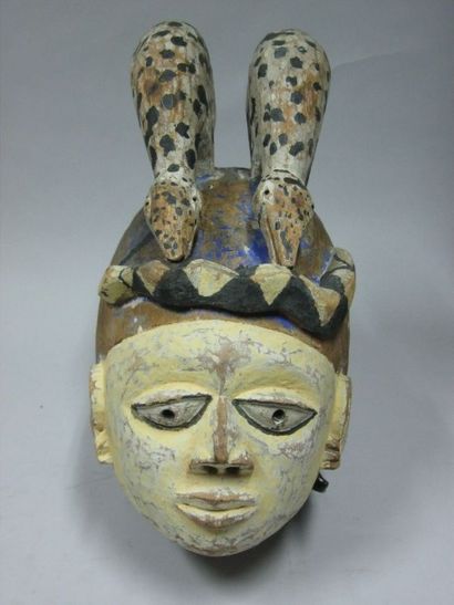 NIGERIA Masque Guelede Dahomey, Yoruba. Masque présentant un beau visage juvénile...