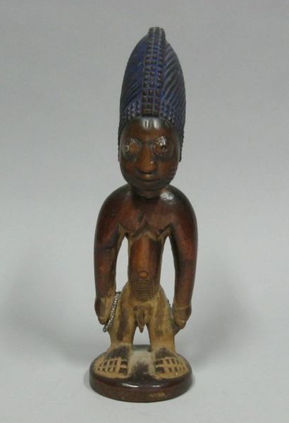 NIGERIA Yorouba Statuette masculine debout sur son petit socle rond, en bois sculpté...