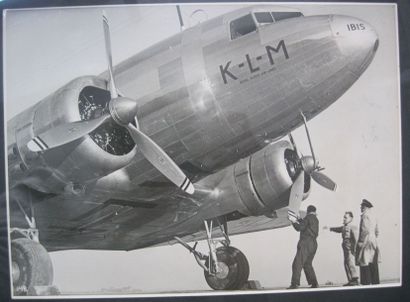 null « KLM », Tirage argentique original circa 1940 d'un Douglas DC3 de la compagnie,...