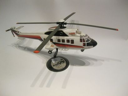 null Maquette. Hélicoptère Super Puma 332 en plastique sur socle Aérospatiale - L...