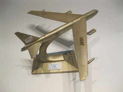 null Maquette. Boeing B 52 USAF : modèle die cast en métal nicklé présenté sur son...