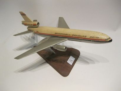 null Maquette. Douglas DC 10 - NIOOC en plastique peint à décor avionneur - vers...