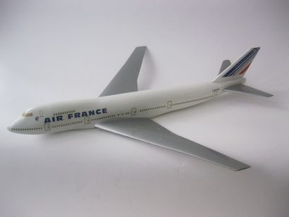 null Maquette d'agence. Boeing 747 Air France, L: 74 cm. (manques et usures)