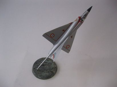 null Maquette. Mirage III Dassault Aviation sur socle en marbre au 1/50éme, L : 28...