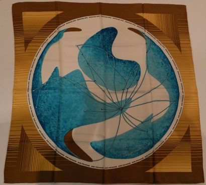 null FOULARD AIR France

En soie, composition bleue et brune. Monogramme PP. Vers...