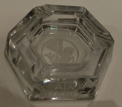null CENDRIER AIR France hexagonal en verre moulé avec sigle AF gravé. 15x15cm