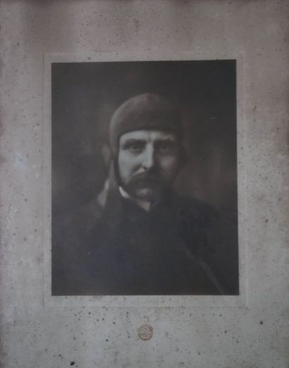 null Louis Blériot, grand portrait photographique du pilote casqué avec cachet du...