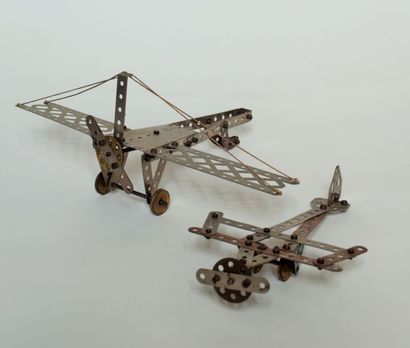 null Deux avions meccano, éléments en métal nickelé inspiré des monoplans. Envergure...