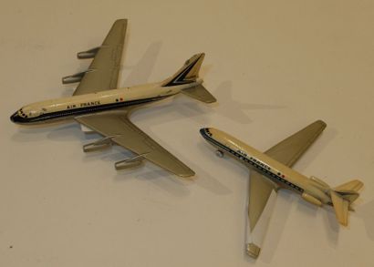 null CARAVELLE & BOEING 707- AIR France – CIJ

Deux avions jouets en métal CIJ. griffures....