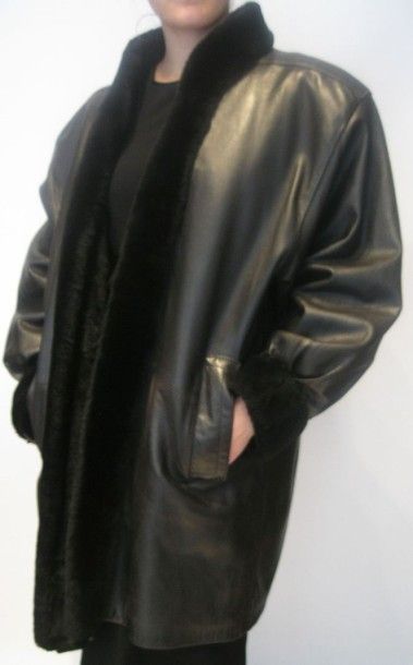 Yves Saint LAURENT Manteau en cuir et fourrure noir, à deux poches. Bon état.
