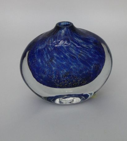 Jean-Claude NOVARO (1943-2014) Vase en verre soufflé bleu et or, signé J.C. Novaro...