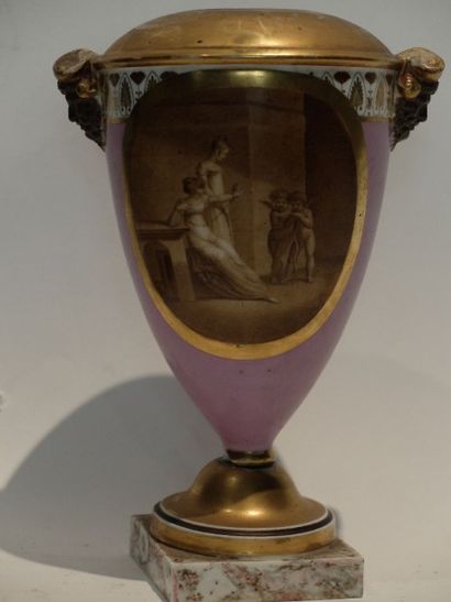 PARIS Vase balustre en porcelaine à décor en grisaille d'une femme enchaînée, accompagnée...