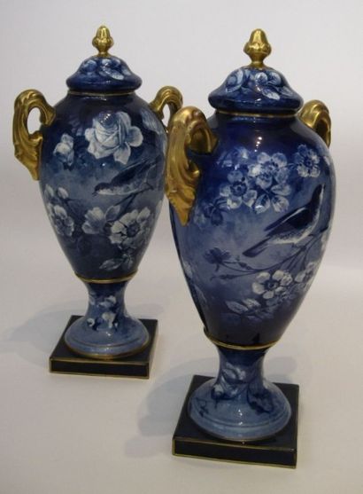Marcel CHAUFRIASSE. LIMOGES Paire de vases couverts en porcelaine à décor blanc bleu...