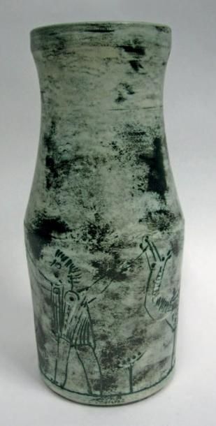 JACQUES BLIN (1920-1995) Vase en céramique à décor en creux d'un homme tirant un...
