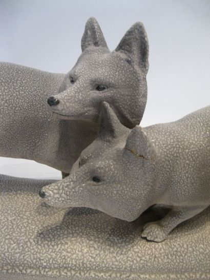 VINSARE SÈVRES Couple de renards. Céramique polychrome, portant un cachet sous la...