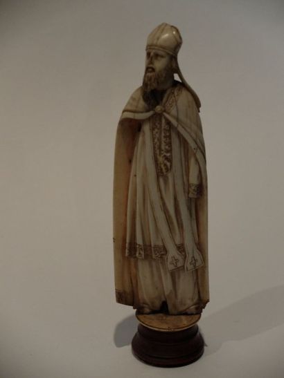 null Statuette en ivoire représentant un évêque debout, le socle en bois mouluré....