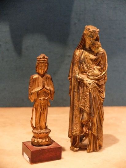 null Lot comprenant: - Statuette en régule doré représentant une Vierge à l'Enfant....