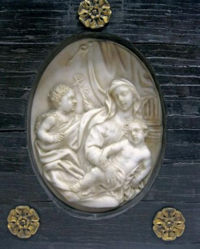 ECOLE DU XVIIIe SIÈCLE Relief en albâtre figurant la Vierge Marie, l'Enfant Jésus...