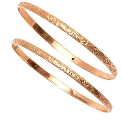 null Deux fins bracelets ronds rigides en or 18 K (750) à décor gravé d'une frise...
