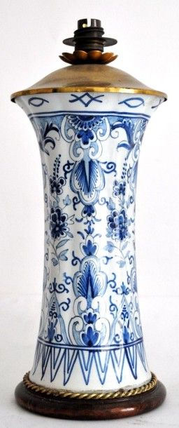 null Vase cornet dans le goût de Delft, en faïence à décor blanc bleu floral et de...