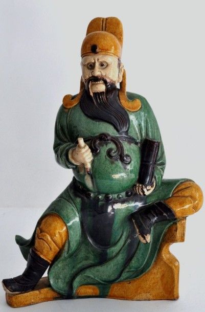 null CHINE 

Statuette en terre cuite vernissée à décor dit sancai représentant Guandi,...