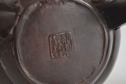 null JAPON

Brûle-parfum tripode en bronze à patine chocolat à décor en cloisonné...
