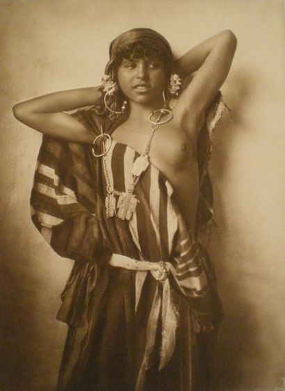 null LEHNERT & LANDROCK : Portrait de jeune fille tunisienne, c.1900. Tirage argentique...