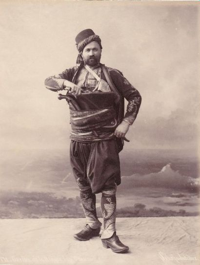 null SEBAH & JOAILLIER : Turquie, musicien et gardien de la banque Ottomane, c.1880....