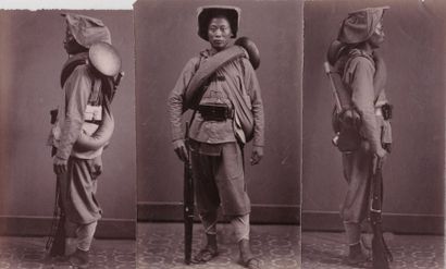 null ANNAM (Actuel Viet-Nam) : Tirailleur en uniforme, c.1890. Trois tirages albuminés...