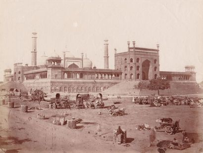 null INDE : Le Fort Rouge et la grande Mosquée Juma Masjid, c.1880. Tirage albuminé...